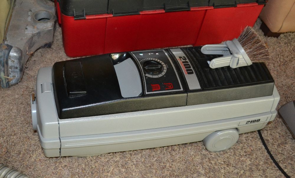 How do you operate an Electrolux 2100 vacuum cleaner?